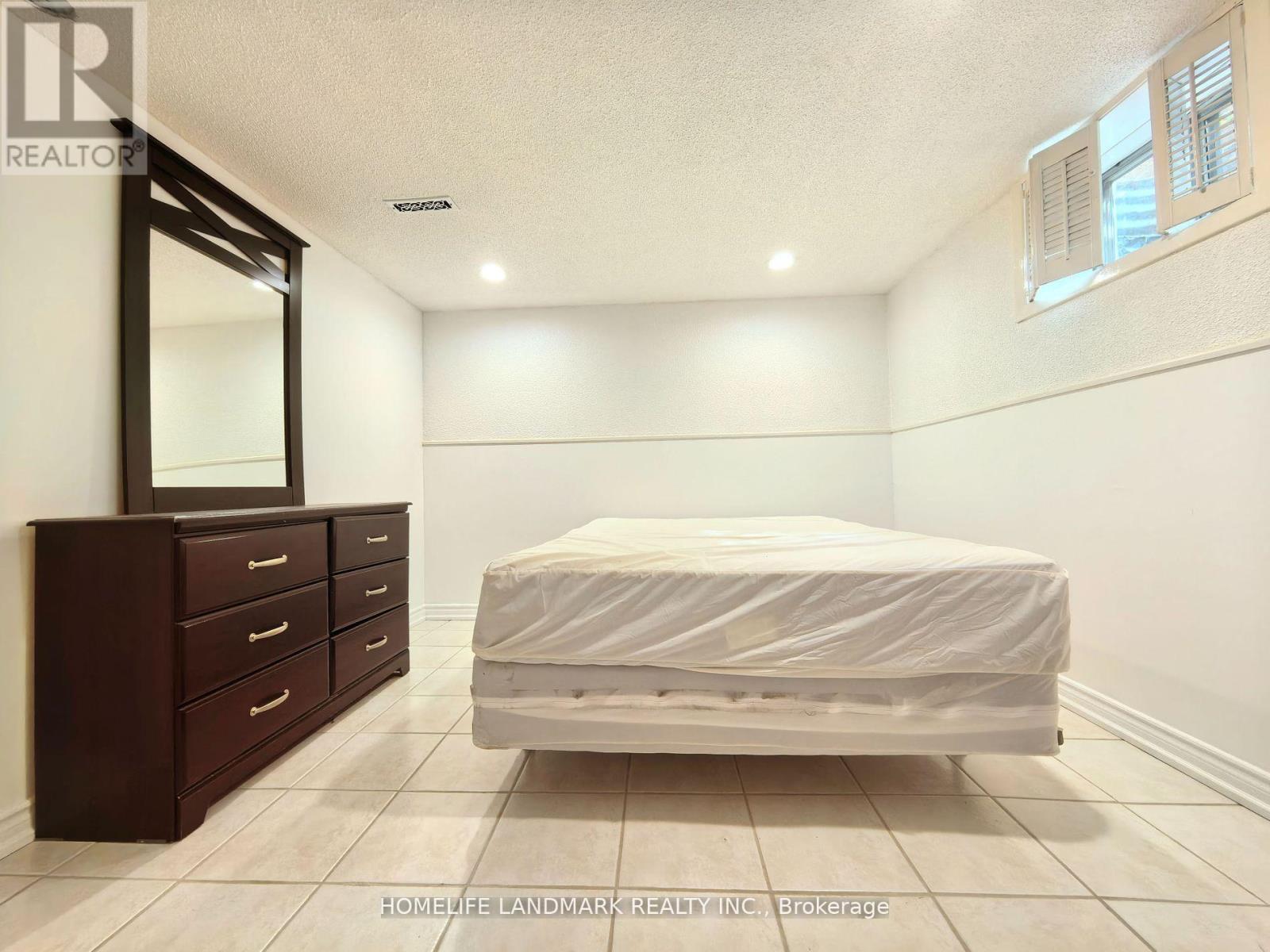 Main & Bsmt - 74 Baroness Crescent, Toronto, Ontario  M2J 3K6 - Photo 9 - C12387443