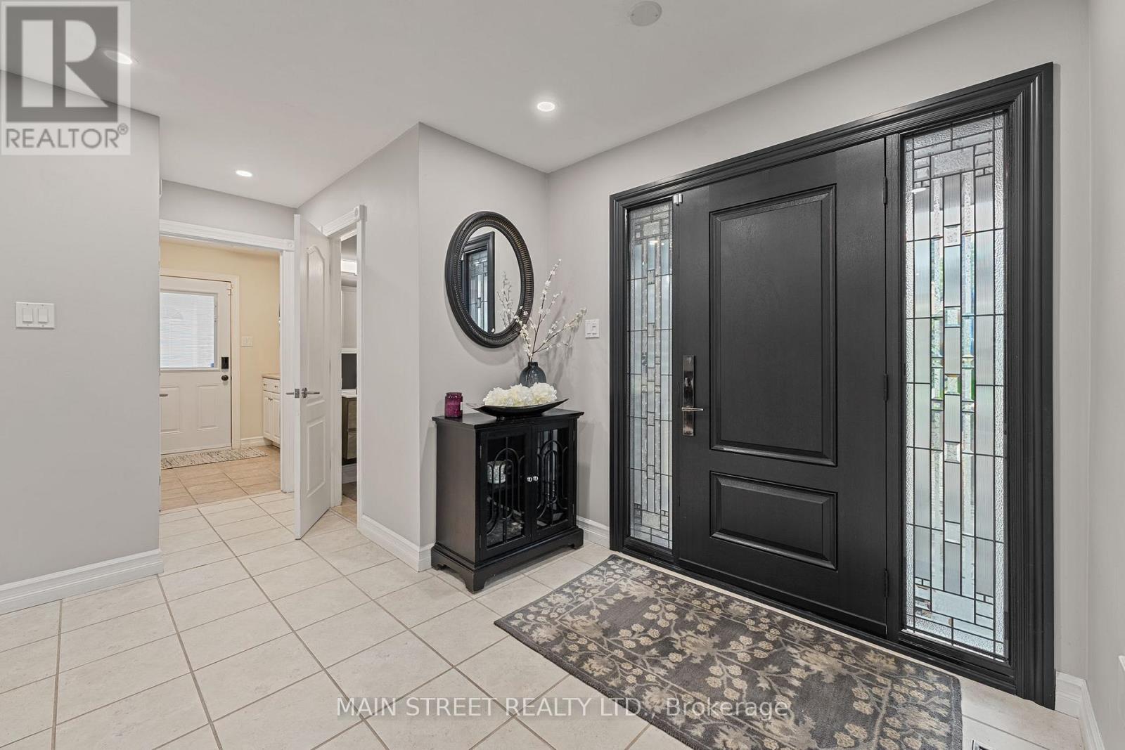 255 Glenway Circle, Newmarket, Ontario  L3Y 7S6 - Photo 4 - N12387468