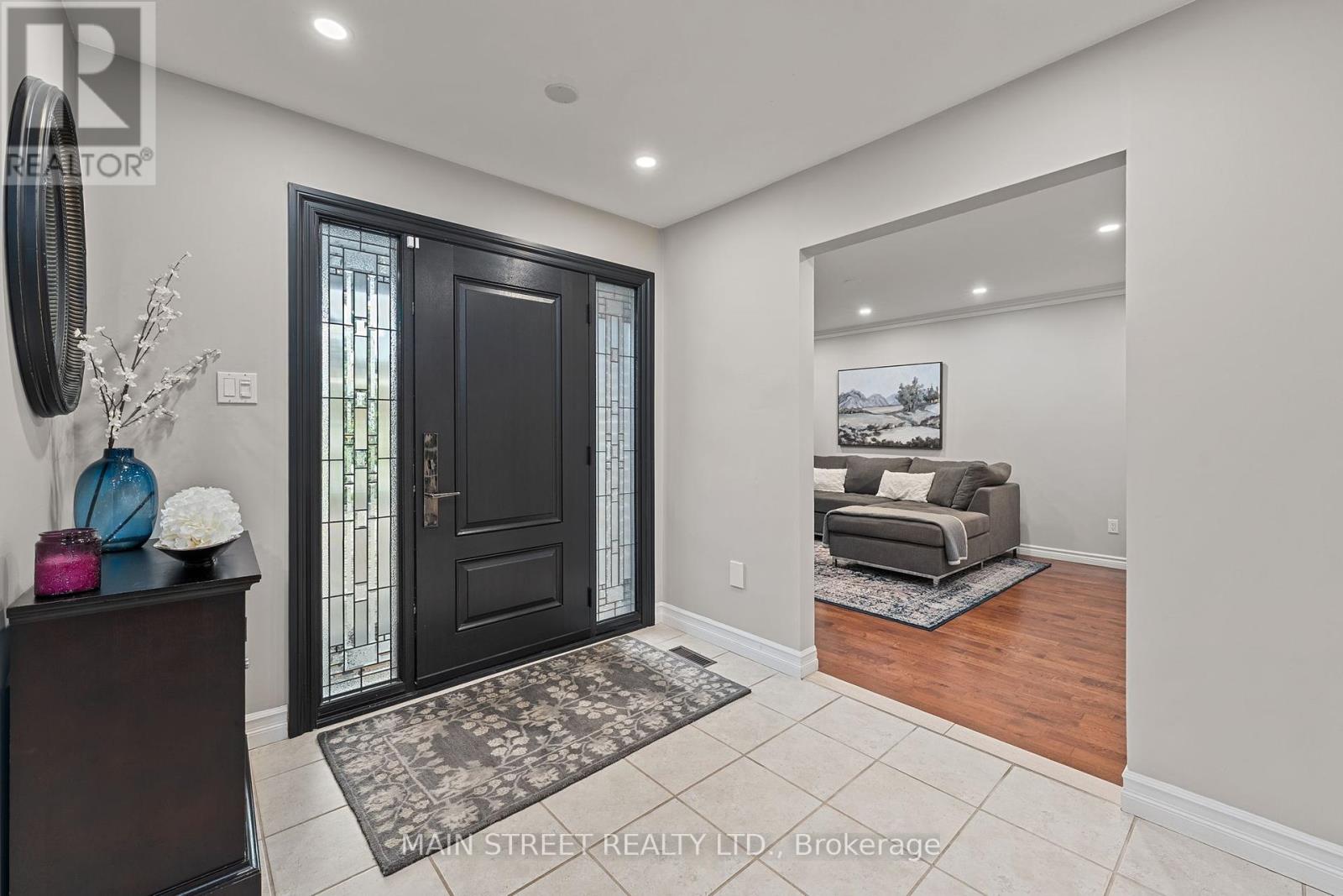 255 Glenway Circle, Newmarket, Ontario  L3Y 7S6 - Photo 5 - N12387468