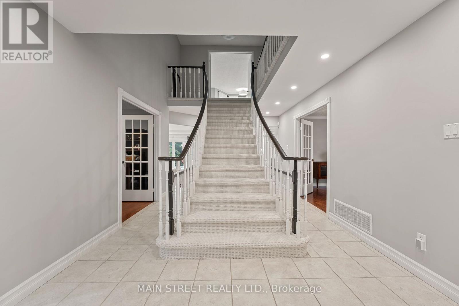 255 Glenway Circle, Newmarket, Ontario  L3Y 7S6 - Photo 7 - N12387468