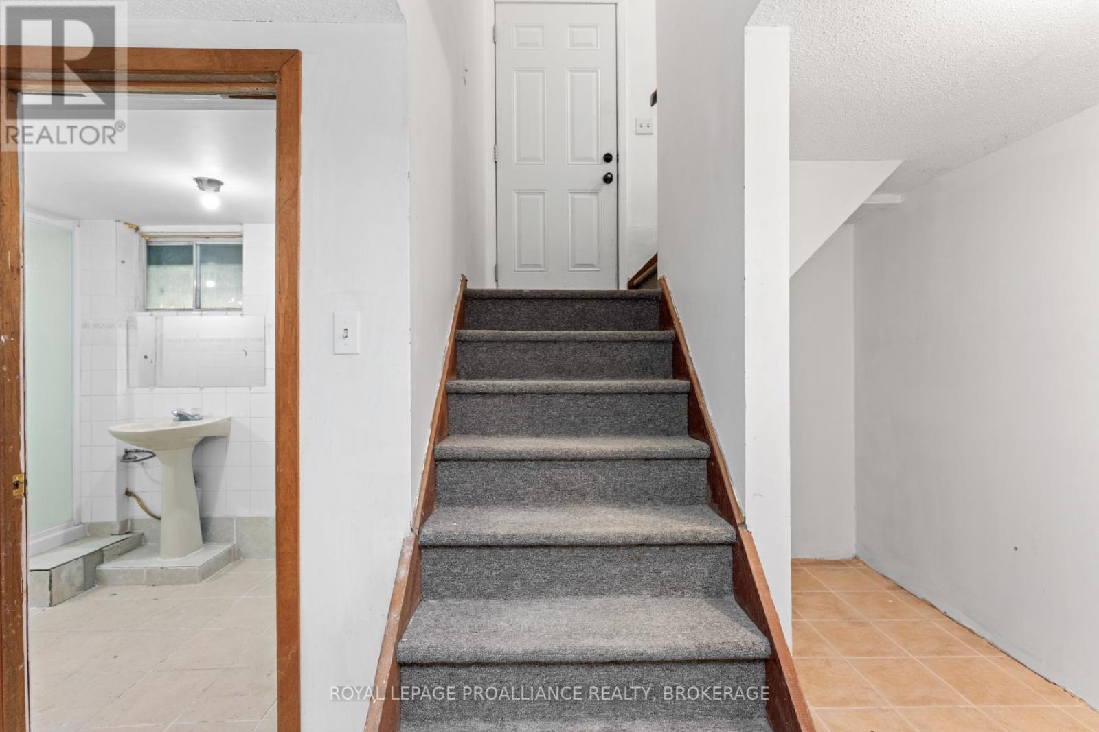 5 Armour Crescent, Quinte West (Trenton Ward), Ontario  K8V 2V9 - Photo 18 - X12387617