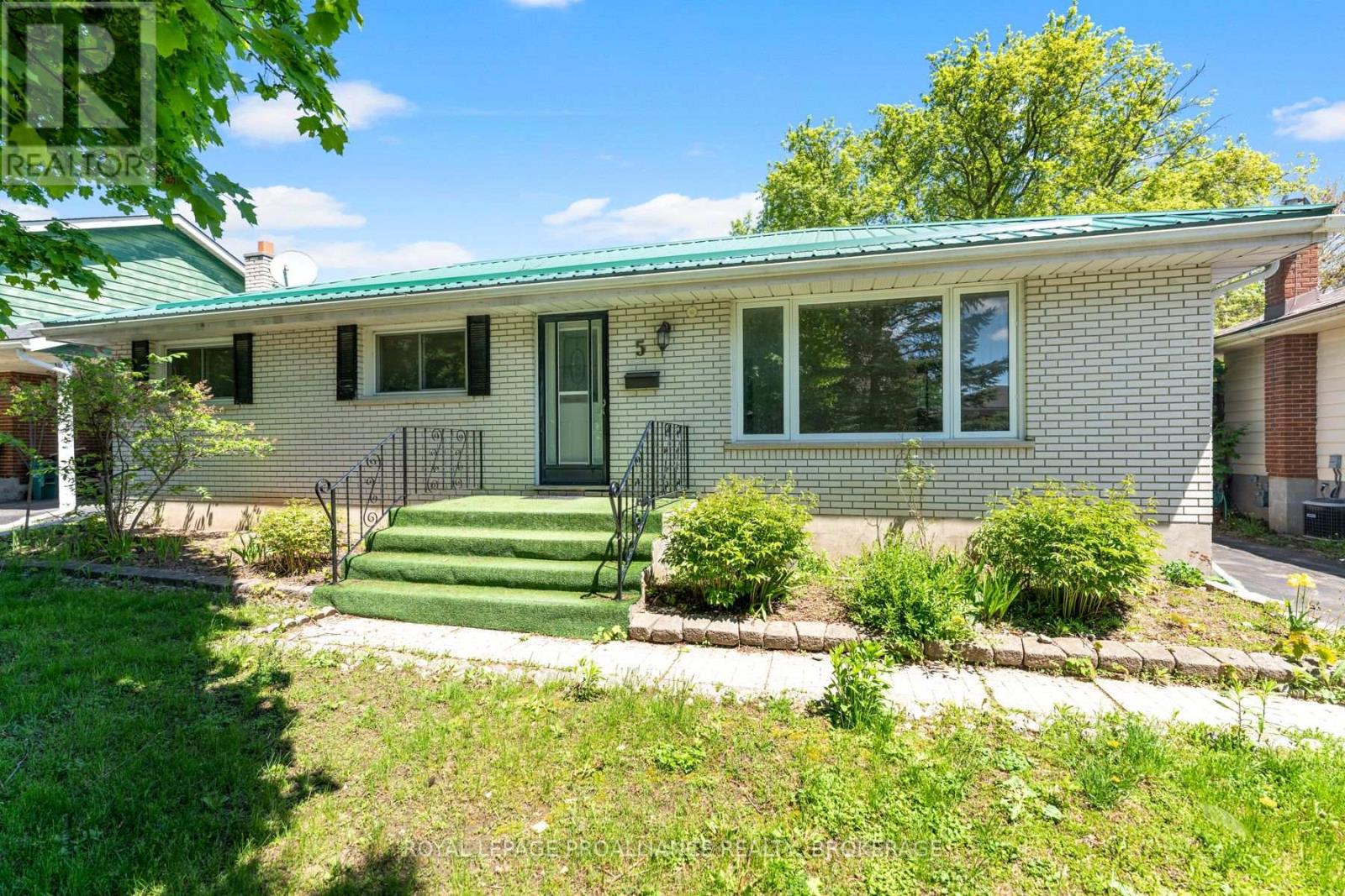 5 Armour Crescent, Quinte West (Trenton Ward), Ontario  K8V 2V9 - Photo 2 - X12387617