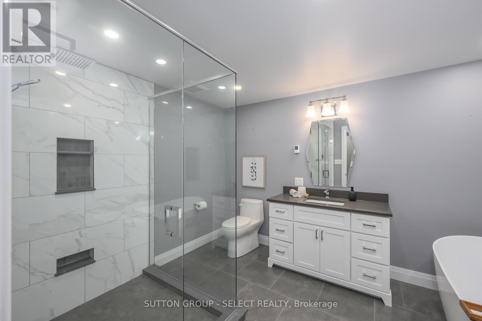 697 Barker Street, Strathroy-Caradoc, Ontario  N0L 1W0 - Photo 43 - X12387598