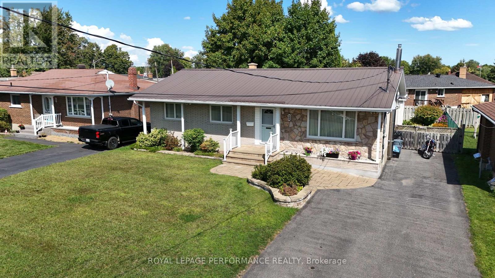 808 CARLETON STREET, Cornwall, Ontario