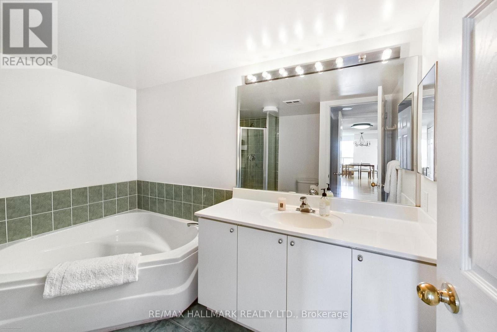 702 - 5 Emerald Lane, Vaughan, Ontario  L4J 8P7 - Photo 8 - N12387535