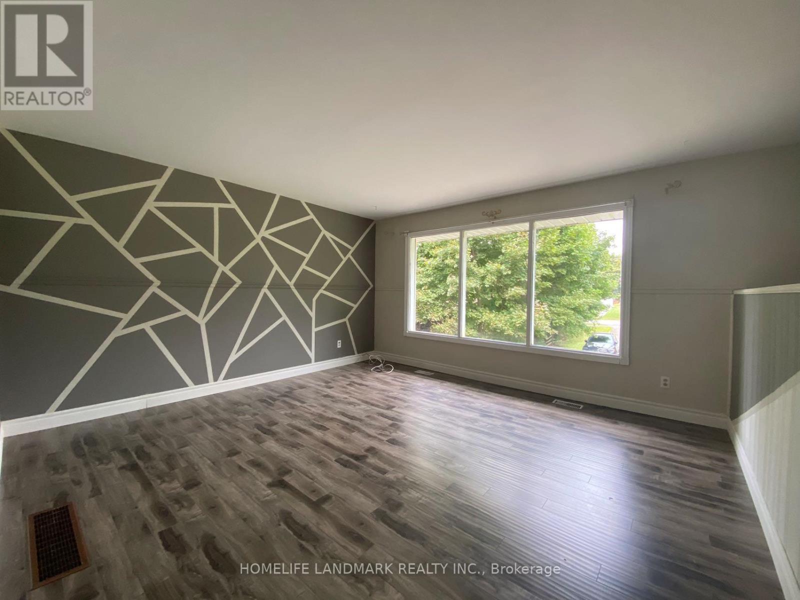 1052 Elgin Street, Newmarket, Ontario  L3Y 3C1 - Photo 2 - N12387636
