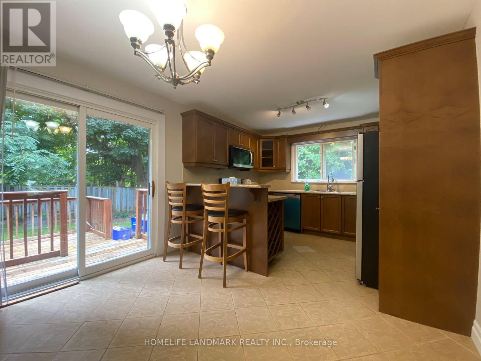 1052 Elgin Street, Newmarket, Ontario  L3Y 3C1 - Photo 3 - N12387636