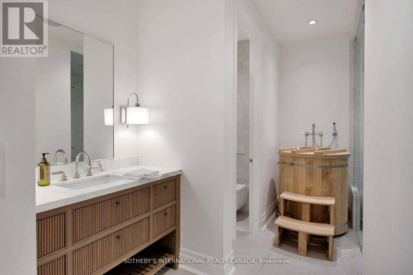153 Perry Crescent, Toronto, Ontario  M9A 1K8 - Photo 42 - W12387551