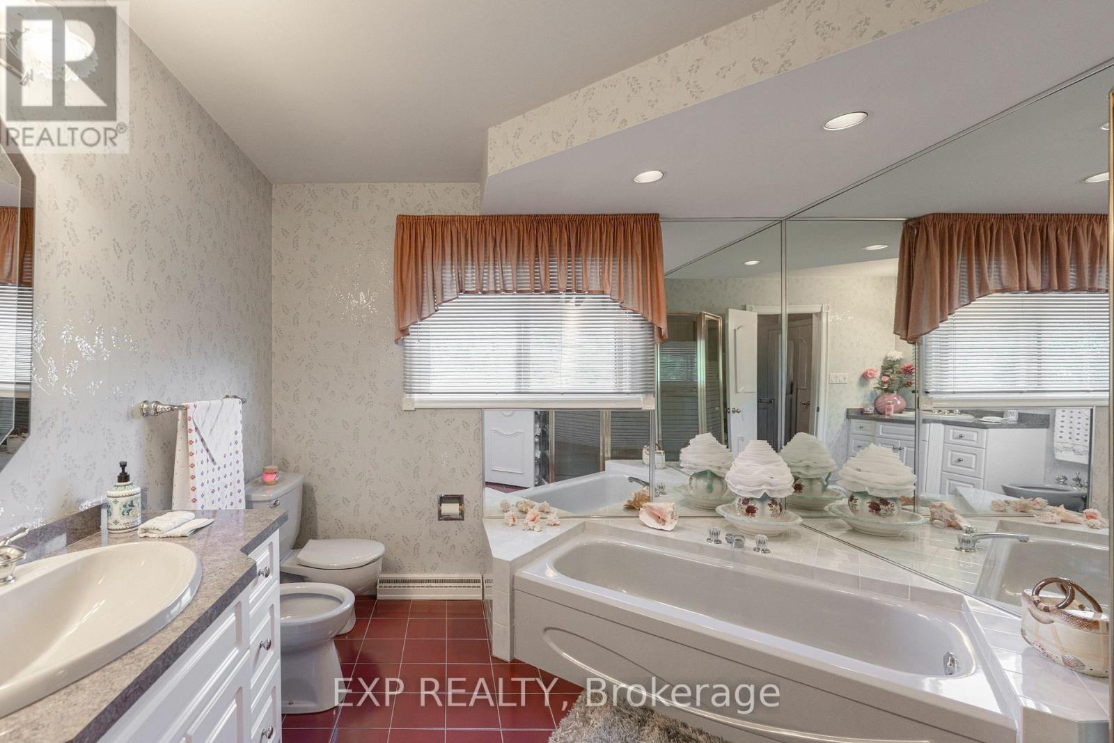 726 Line 7 Road, Niagara-On-The-Lake, Ontario  L0S 1J0 - Photo 24 - X12387655