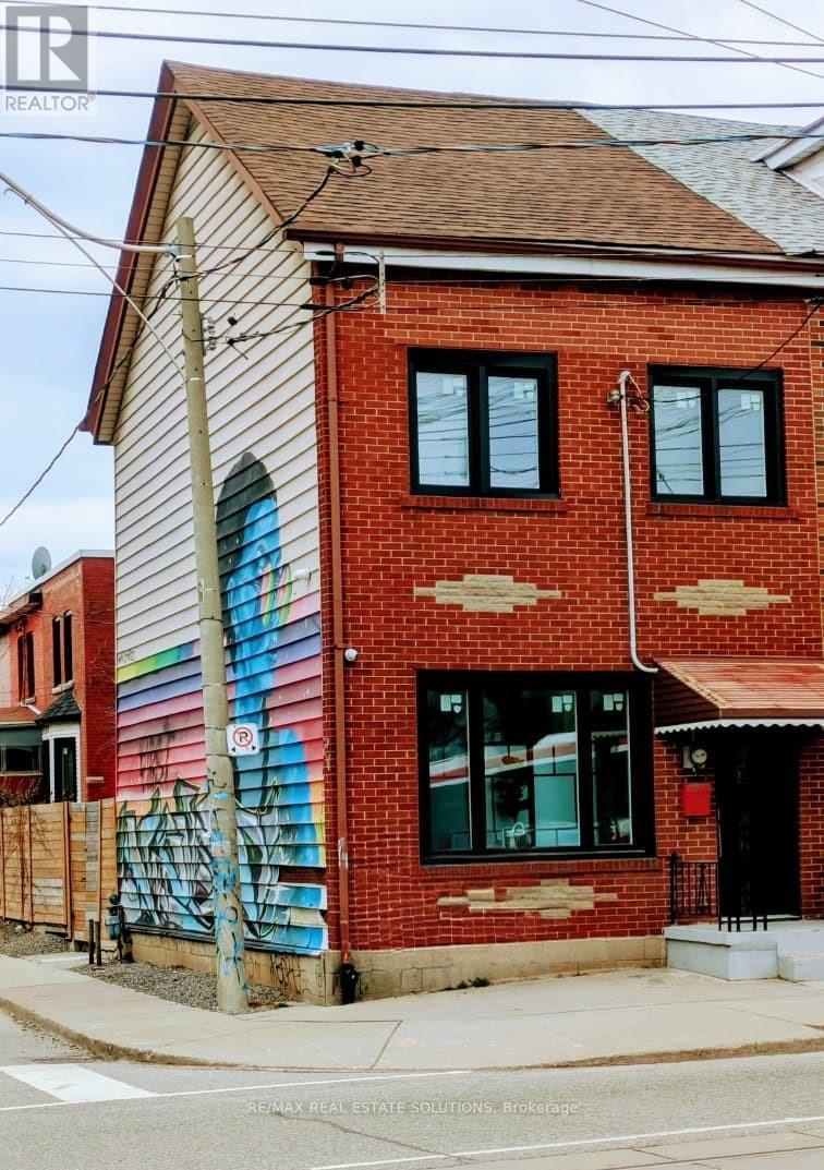 LOWER - 206 BATHURST STREET, Toronto, Ontario