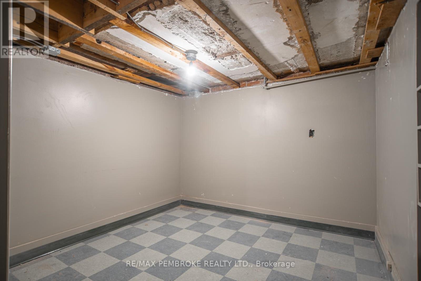 131 Pembroke Street W, Pembroke, Ontario  K8A 5M7 - Photo 31 - X12387788