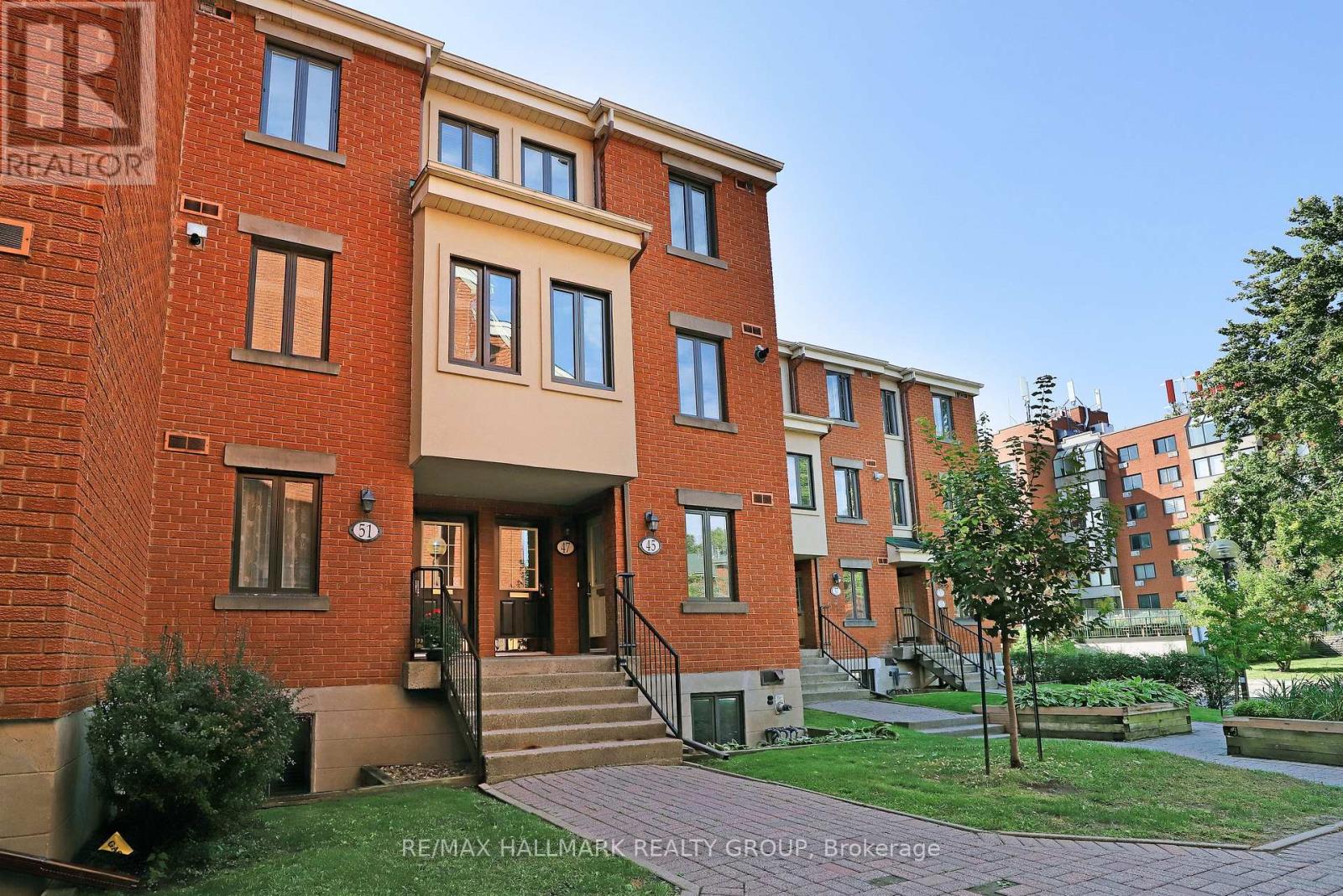 47 Crispin Private, Ottawa, Ontario  K1K 2T7 - Photo 2 - X12387783