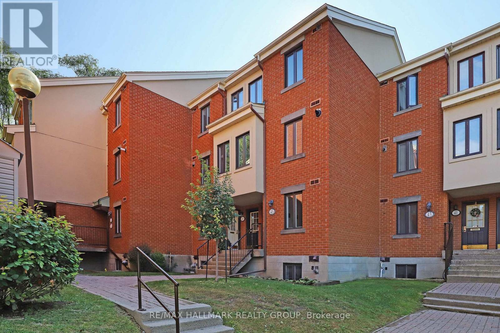47 Crispin Private, Ottawa, Ontario  K1K 2T7 - Photo 3 - X12387783