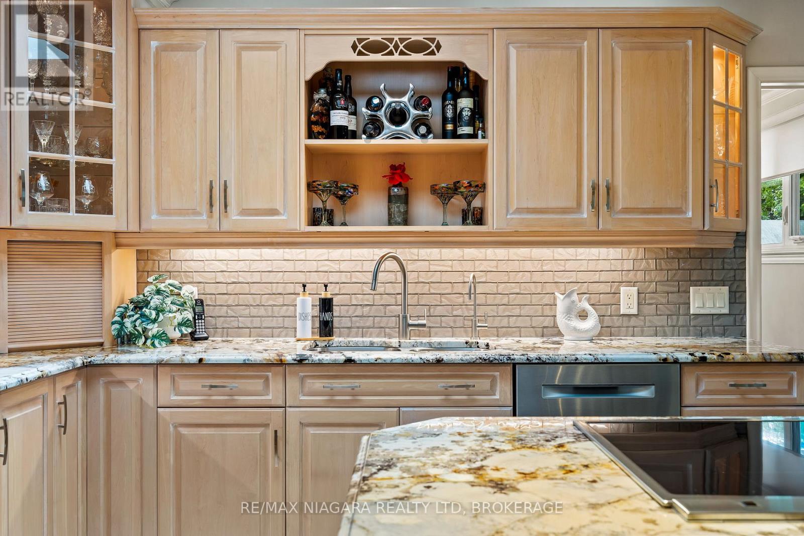 Property at 181 LAKESHORE ROAD image 4