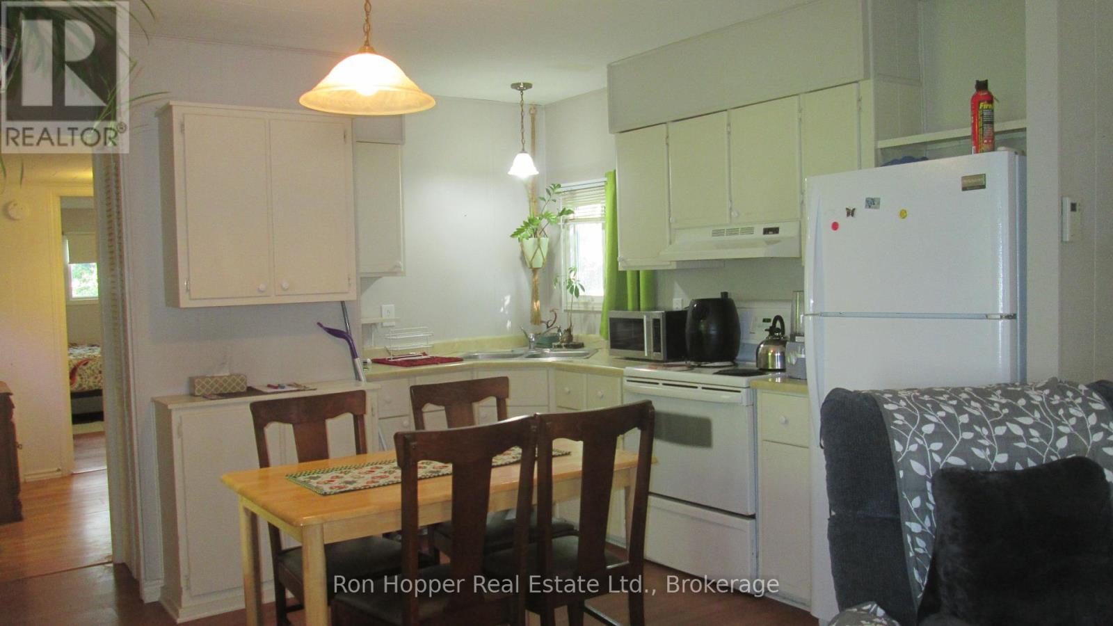 27 Sussex Square, Georgian Bluffs, Ontario  N4K 5N5 - Photo 6 - X12387902