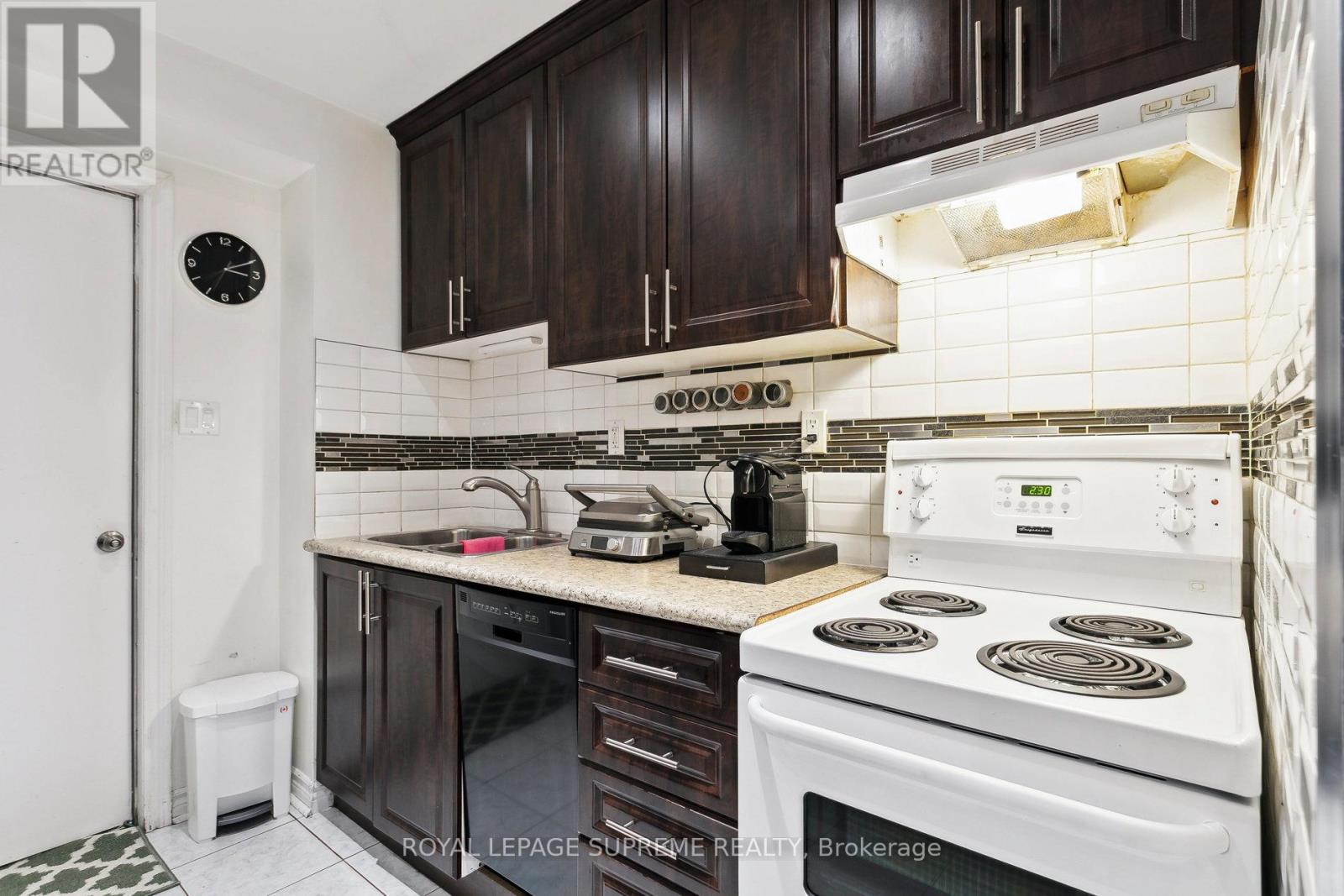 26 Guestville Avenue, Toronto (Rockcliffe-Smythe), Ontario  M6N 4N2 - Photo 39 - W12387667