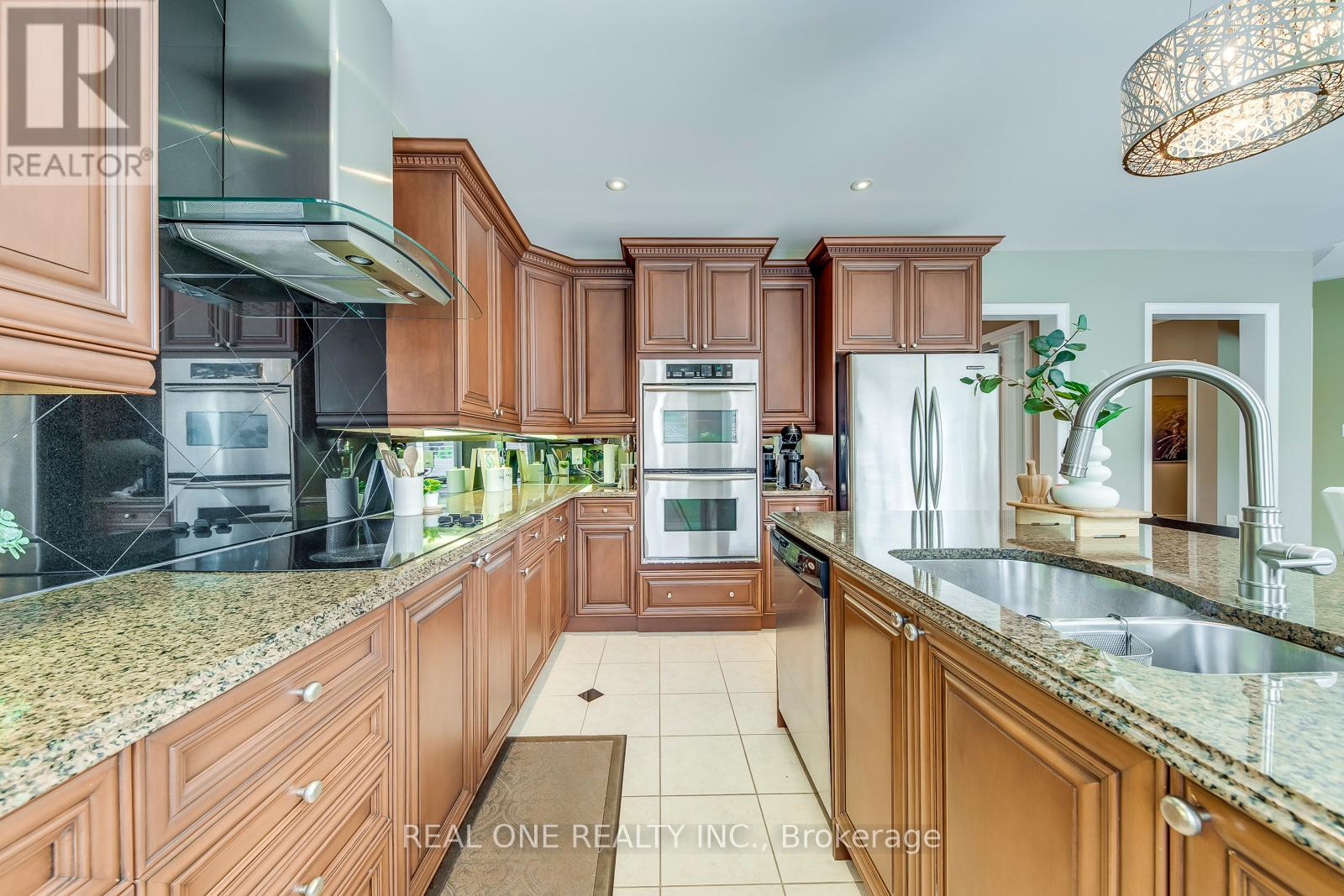 1507 Arrowhead Road, Oakville, Ontario  L6H 7V6 - Photo 18 - W12387704
