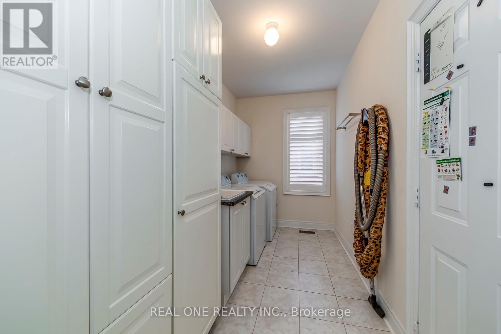 1507 Arrowhead Road, Oakville, Ontario  L6H 7V6 - Photo 22 - W12387704