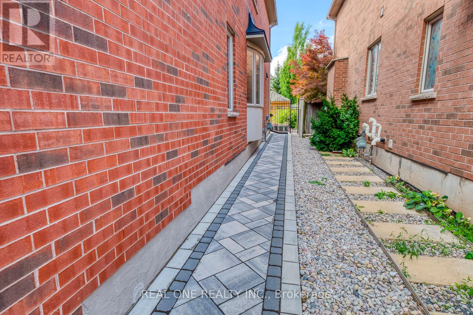 1507 Arrowhead Road, Oakville, Ontario  L6H 7V6 - Photo 42 - W12387704