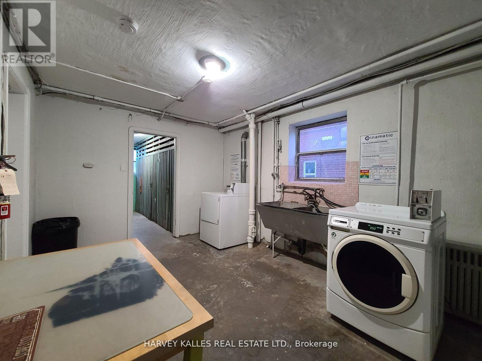 90 Trethewey Drive, Toronto (Beechborough-Greenbrook), Ontario  M6M 4B4 - Photo 17 - W12387715