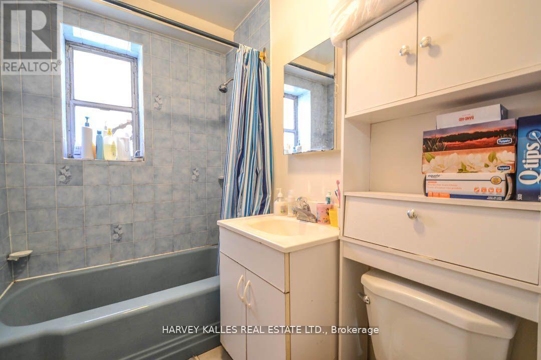 90 Trethewey Drive, Toronto (Beechborough-Greenbrook), Ontario  M6M 4B4 - Photo 10 - W12387720