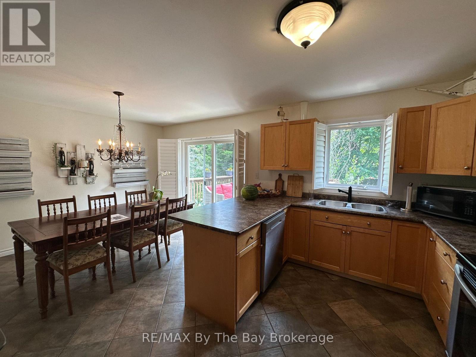 4 Woodside Court, Wasaga Beach, Ontario  L9Z 1H6 - Photo 6 - S12242933