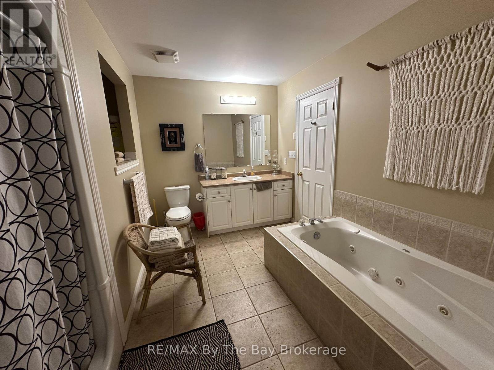 4 Woodside Court, Wasaga Beach, Ontario  L9Z 1H6 - Photo 7 - S12242933