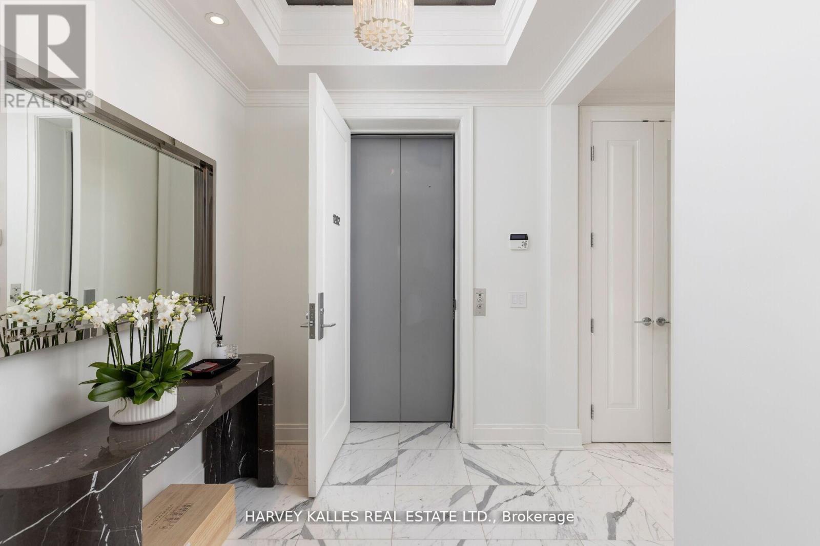 1202 - 206 Bloor Street W, Toronto, Ontario  M5S 1T8 - Photo 2 - C12387811