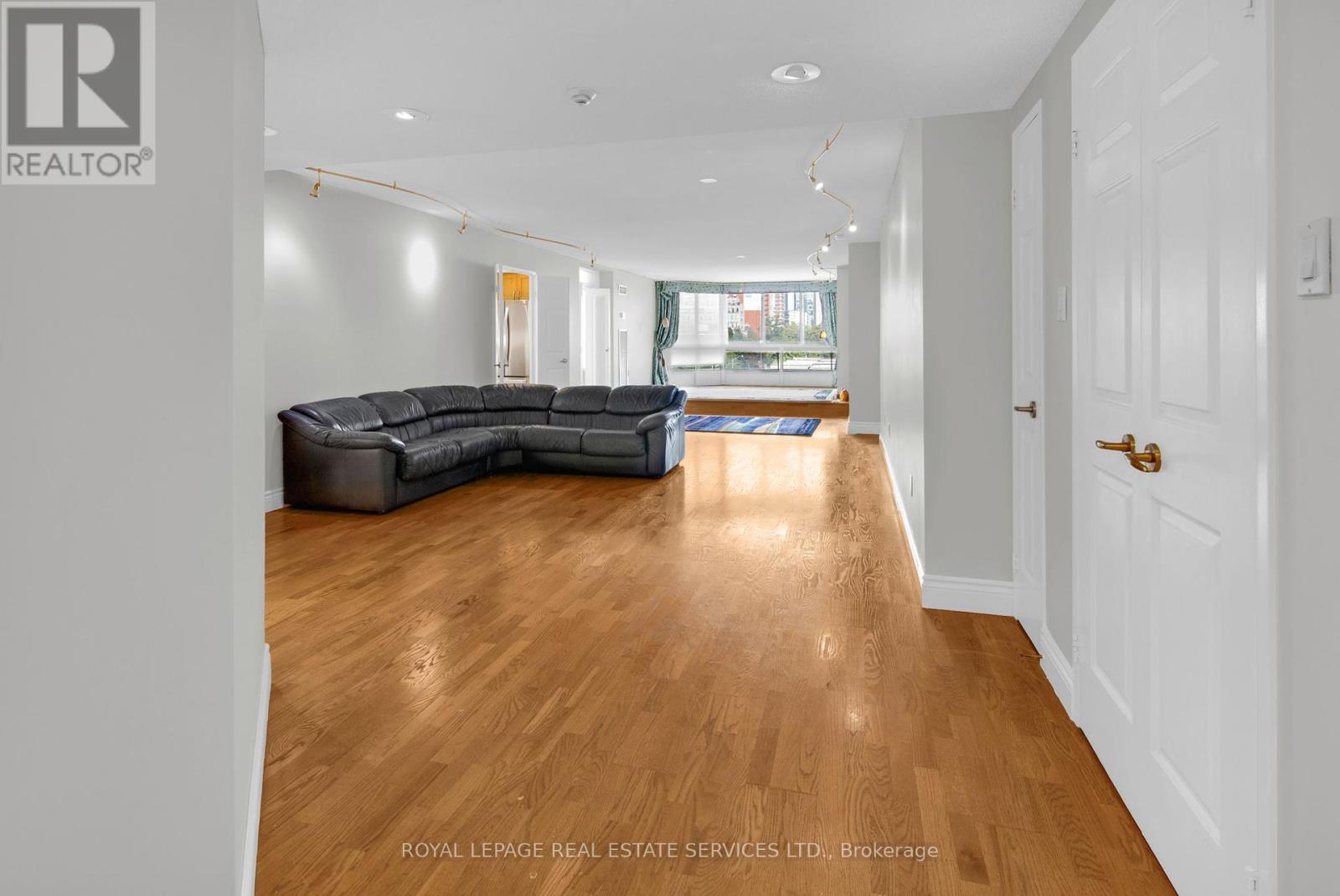 609 - 130 Carlton Street, Toronto, Ontario  M5A 4K3 - Photo 5 - C12387890