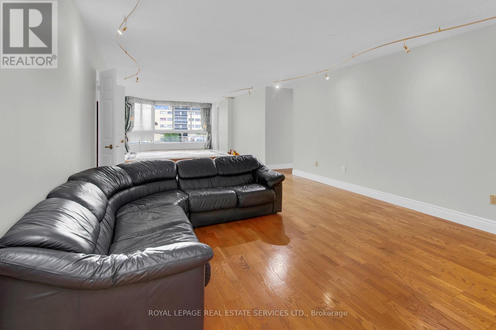 609 - 130 Carlton Street, Toronto, Ontario  M5A 4K3 - Photo 7 - C12387890