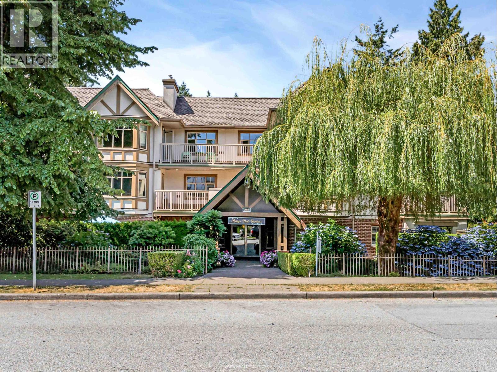 413 2059 CHESTERFIELD AVENUE, North Vancouver, British Columbia