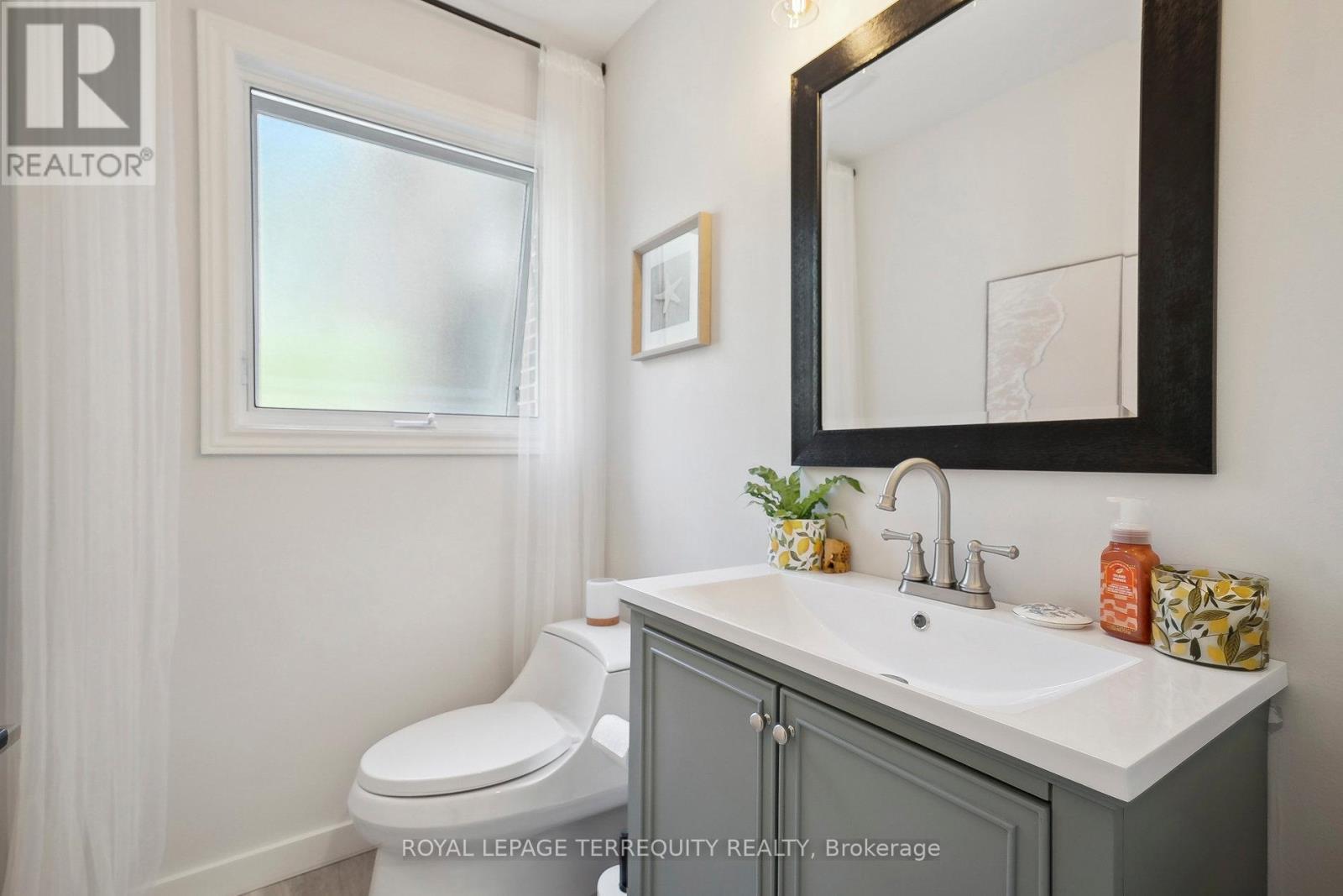 219 Valleyview Court, Oakville, Ontario  L6L 5H9 - Photo 20 - W12387823