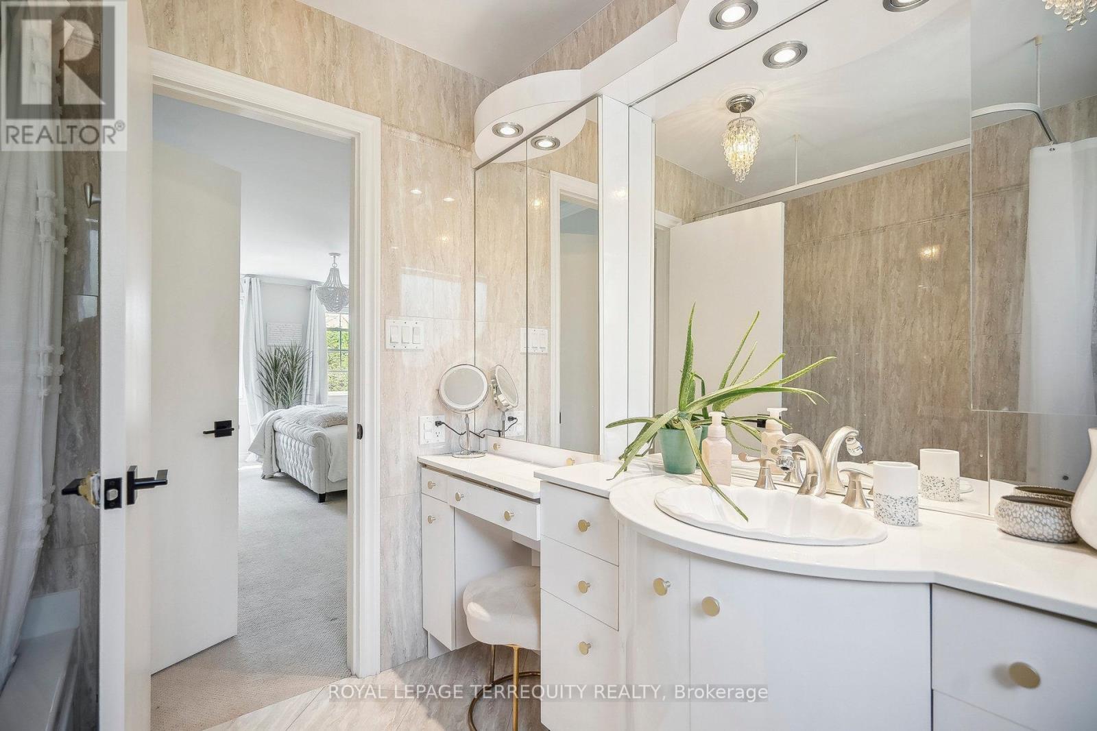 219 Valleyview Court, Oakville, Ontario  L6L 5H9 - Photo 22 - W12387823