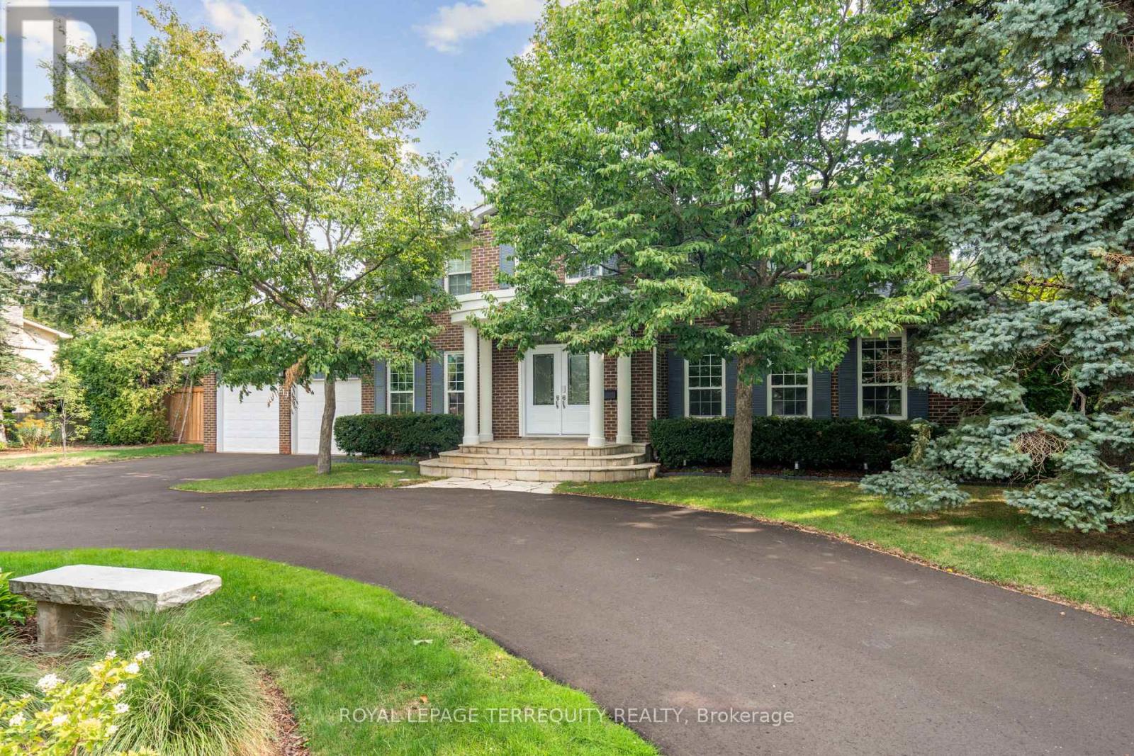 219 Valleyview Court, Oakville, Ontario  L6L 5H9 - Photo 3 - W12387823