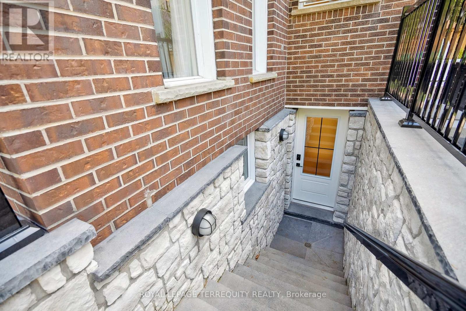 219 Valleyview Court, Oakville, Ontario  L6L 5H9 - Photo 39 - W12387823