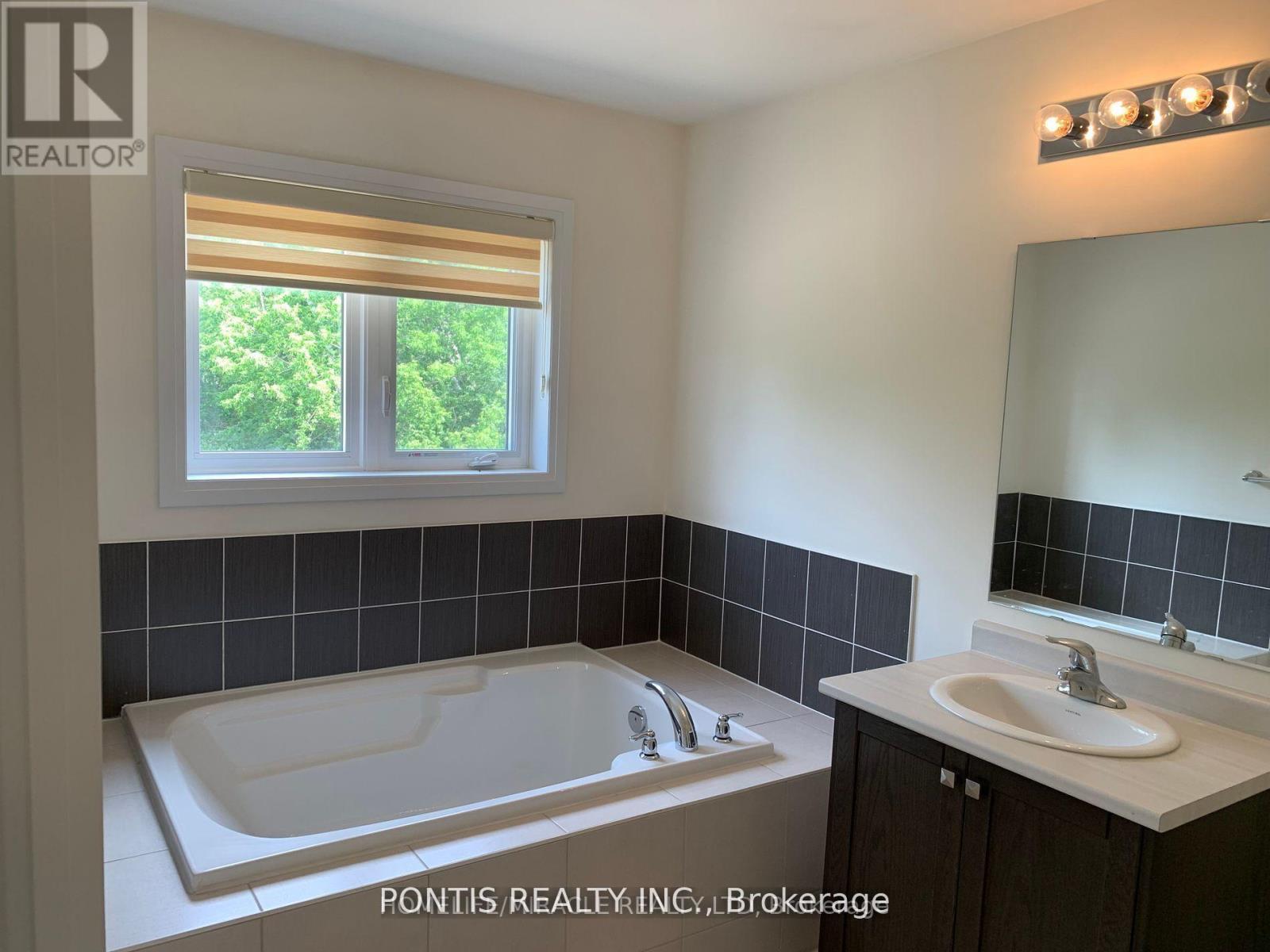 26 Brixham Lane, Brampton, Ontario  L7A 5K2 - Photo 9 - W12387864