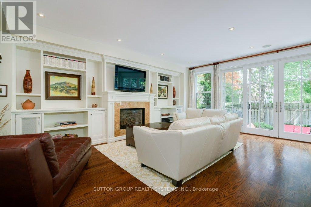 101 Perry Crescent, Toronto, Ontario  M9A 1K4 - Photo 13 - W12387948
