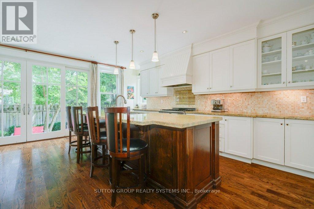 101 Perry Crescent, Toronto, Ontario  M9A 1K4 - Photo 16 - W12387948