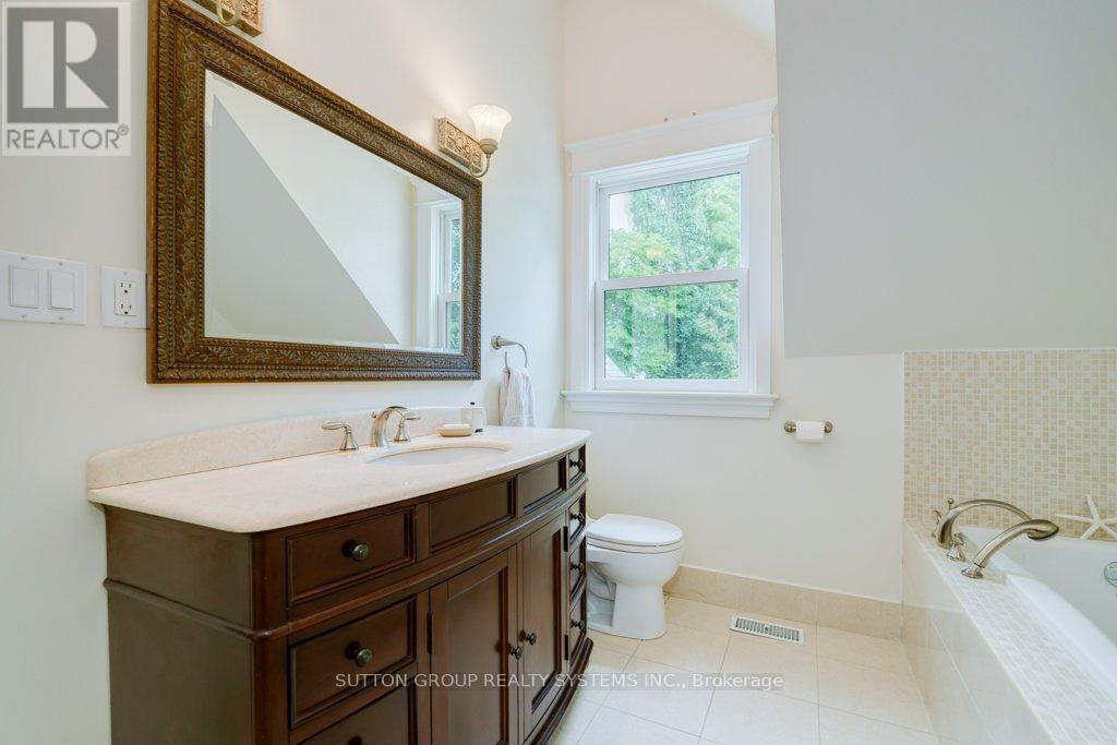 101 Perry Crescent, Toronto, Ontario  M9A 1K4 - Photo 25 - W12387948