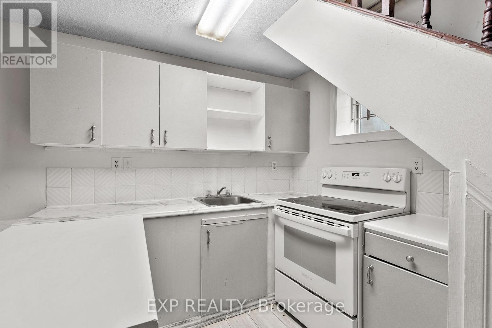 23 Lowrey Street, Ottawa, Ontario  K1Y 2S5 - Photo 12 - X12327148
