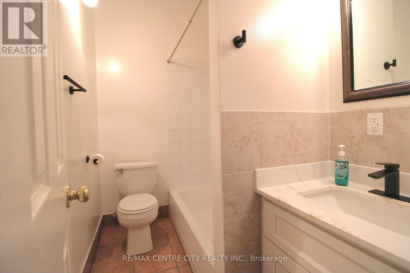 4 - 383 Talbot Street, St. Thomas, Ontario  N5P 1B7 - Photo 5 - X12388153