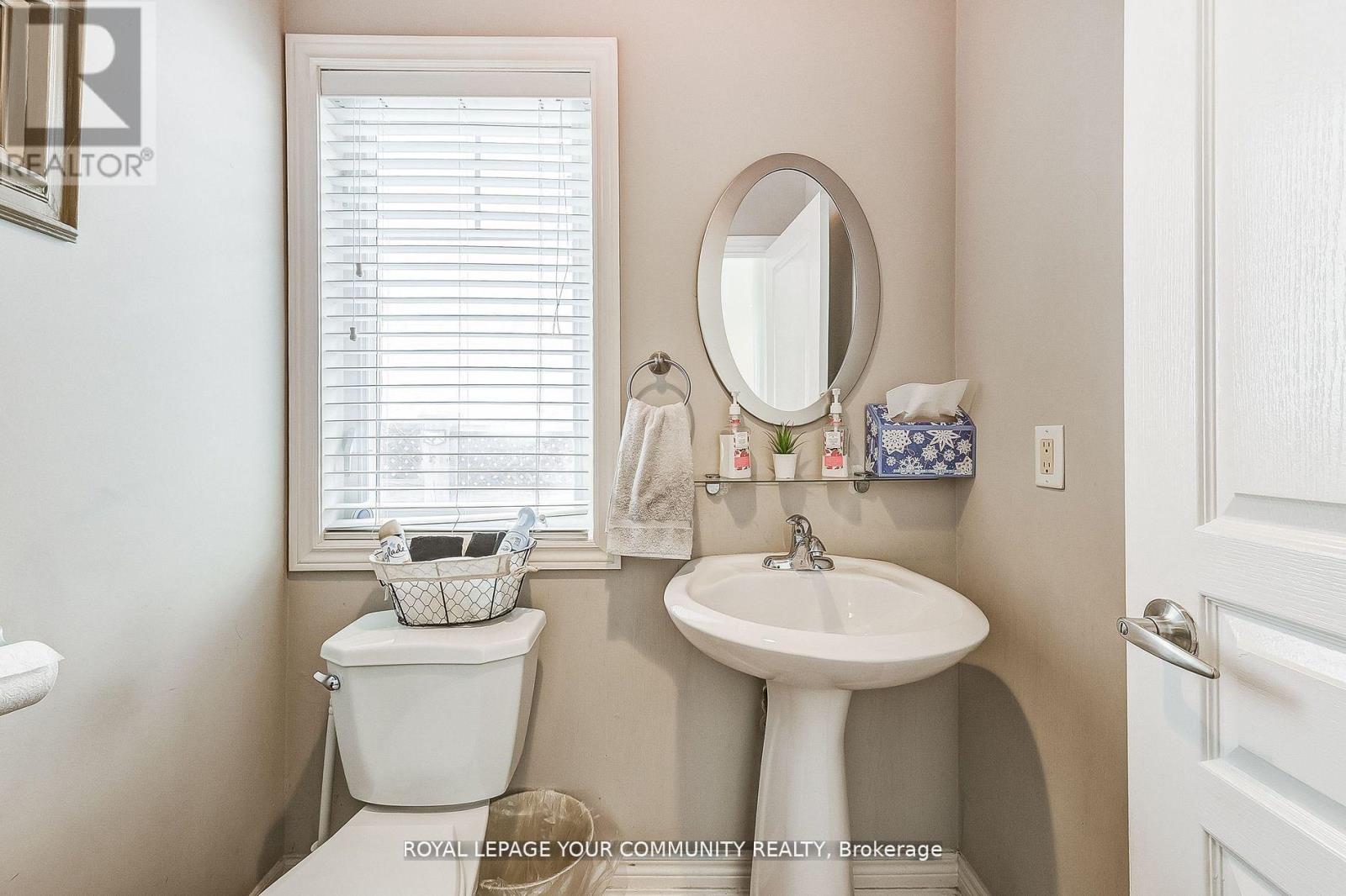 16 Windrow Street, Richmond Hill (Jefferson), Ontario  L4E 0B6 - Photo 6 - N12387971