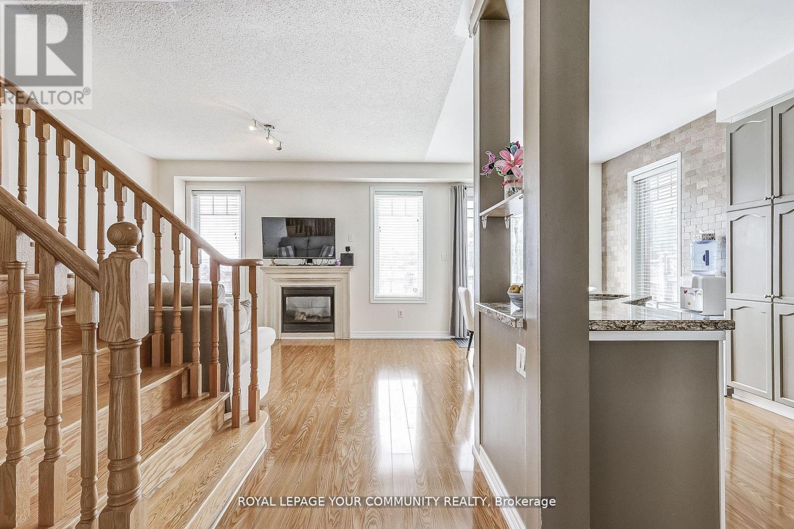 16 Windrow Street, Richmond Hill (Jefferson), Ontario  L4E 0B6 - Photo 7 - N12387971