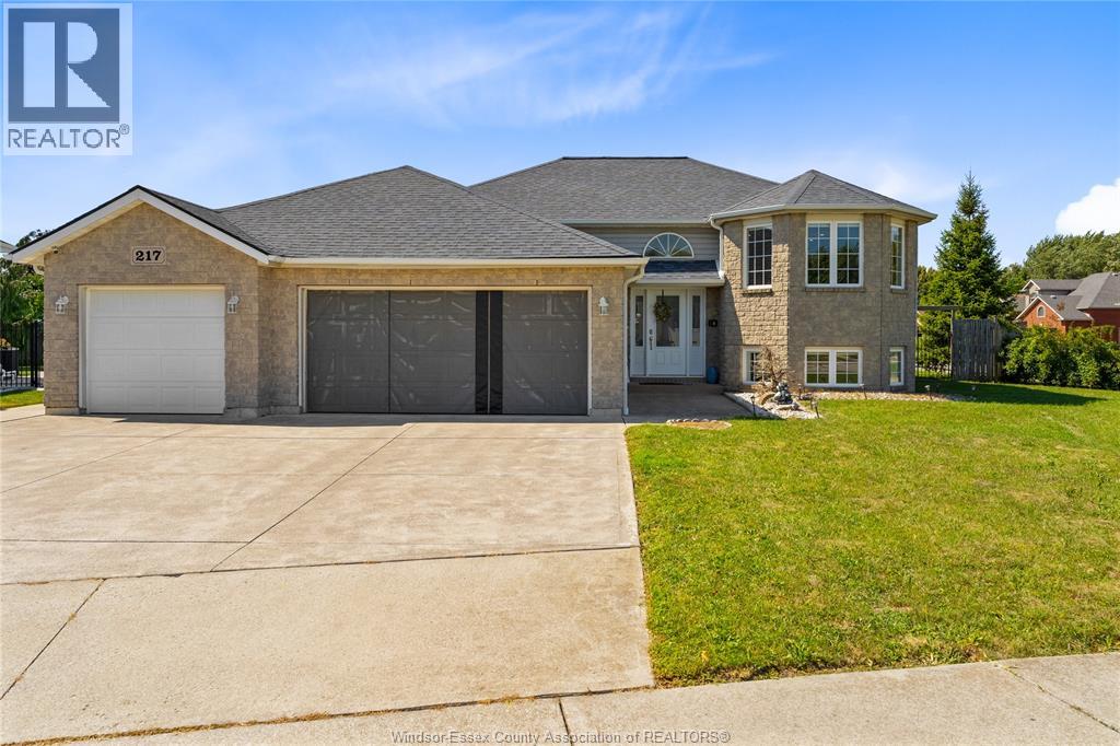 MLS# 25022637: 217 GRANDVIEW BOULEVARD, Lakeshore, Canada