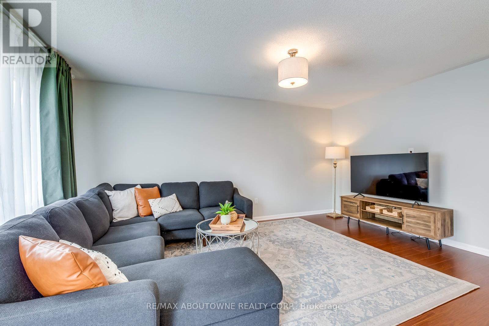2457 Springforest Drive, Oakville, Ontario  L6M 0A1 - Photo 12 - W12387991