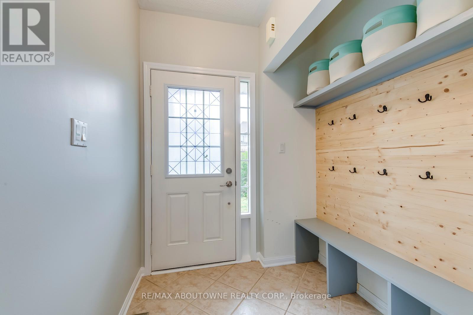 2457 Springforest Drive, Oakville, Ontario  L6M 0A1 - Photo 4 - W12387991