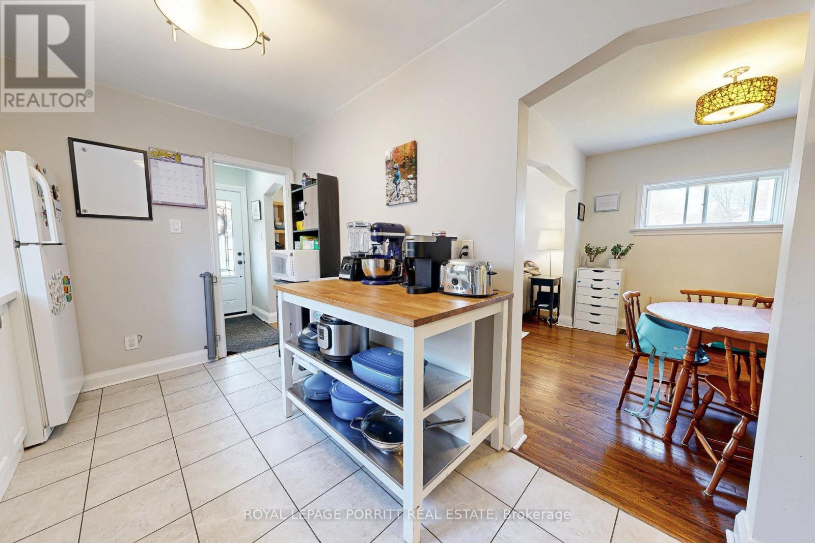 217 Alderbrae Avenue, Toronto, Ontario  M8W 4K4 - Photo 11 - W12388030