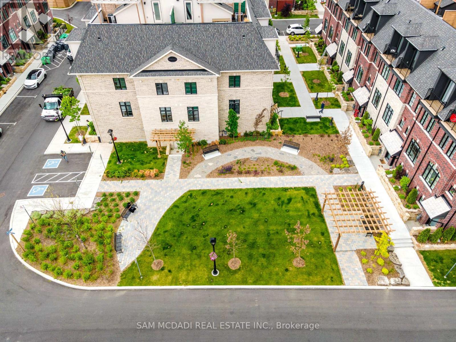 24 - 10 Lunar Crescent, Mississauga, Ontario  L5M 2P6 - Photo 39 - W12388081