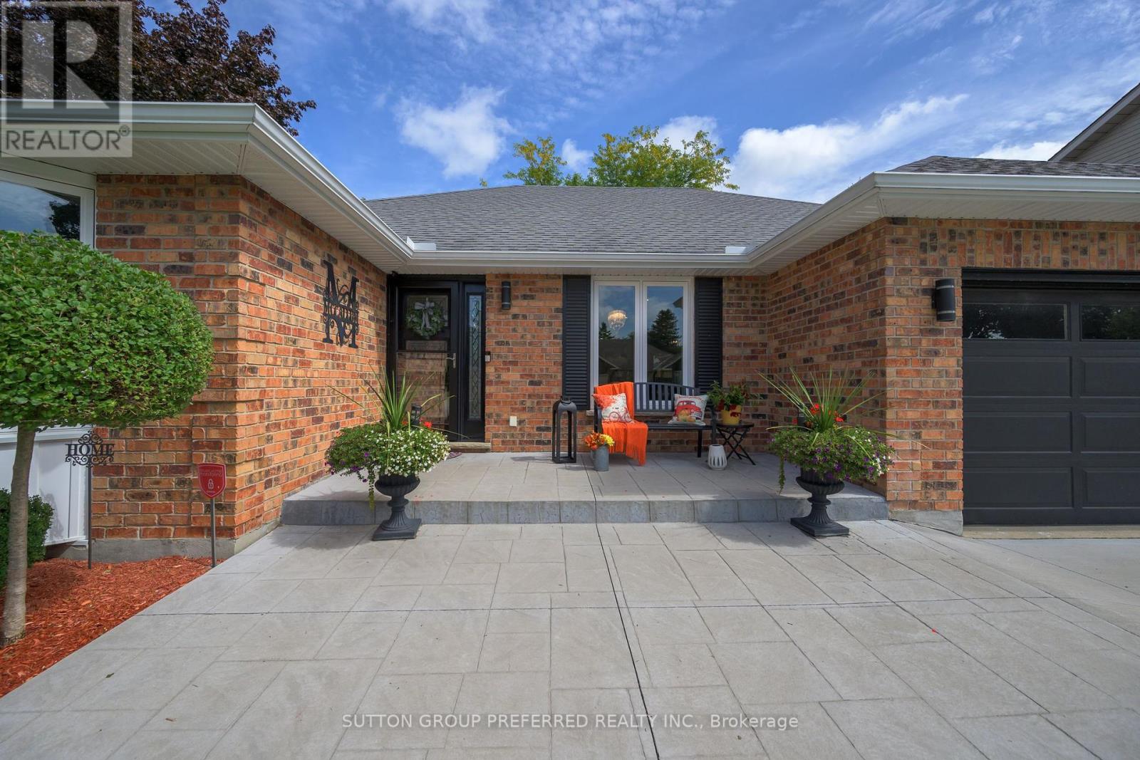51 September Crescent, London South, Ontario  N6K 3Y6 - Photo 3 - X12388318
