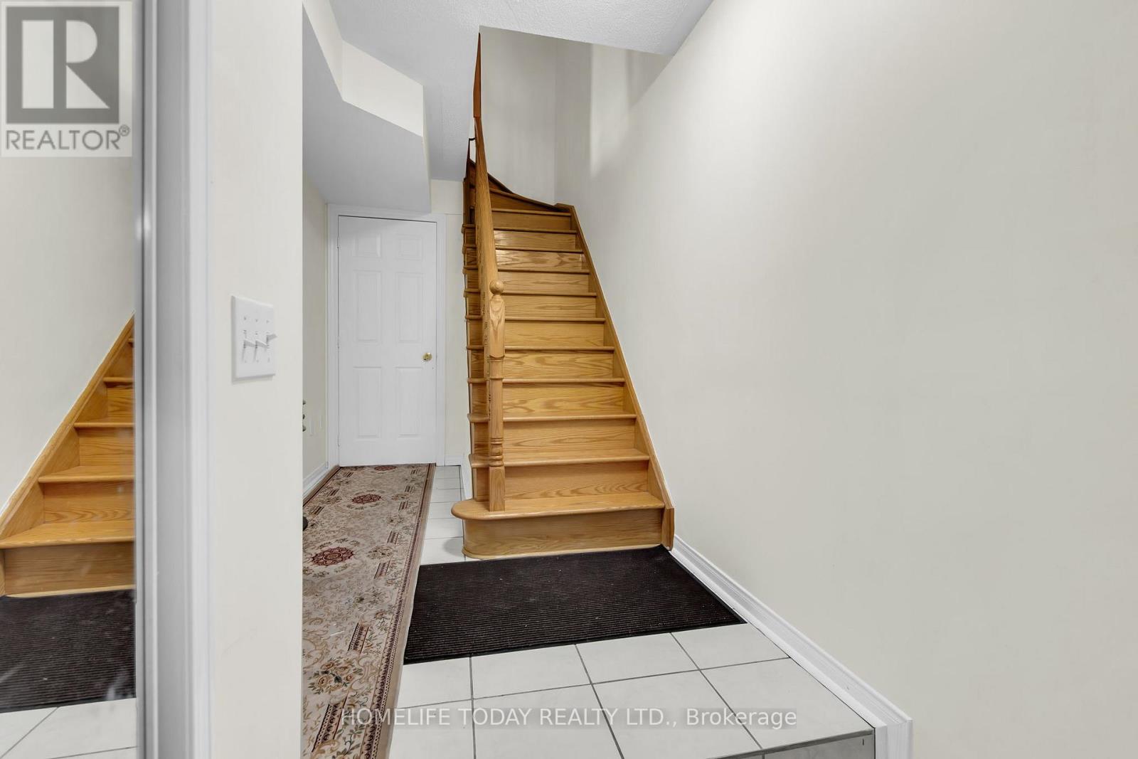 2nd & 3rd Floor - 33 Archibald Mews, Toronto, Ontario  M1P 0A5 - Photo 6 - E12388257